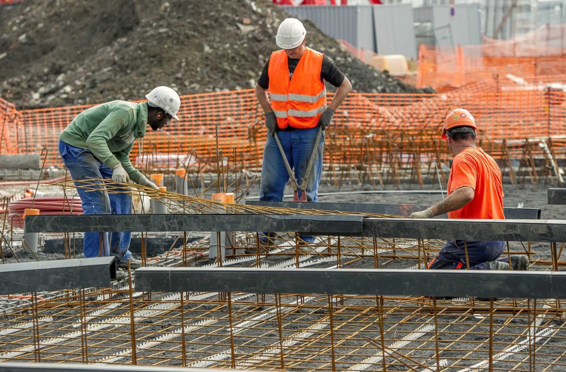 Ouvriers du BTP en vêtements de travail haute visibilité sur un chantier